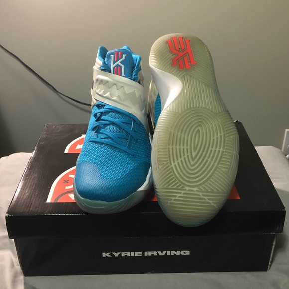 Kyrie 2 “XMAS” - Picture 2 of 3